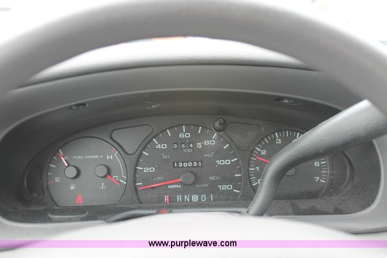 image for item H6369 2003 Ford Taurus SE