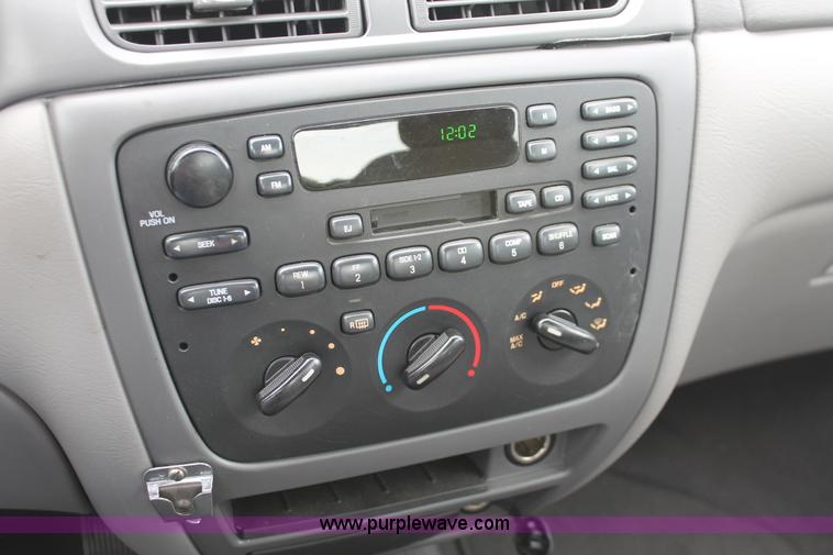 image for item H6369 2003 Ford Taurus SE