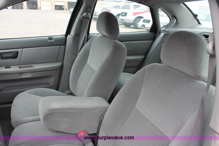 image for item H6369 2003 Ford Taurus SE