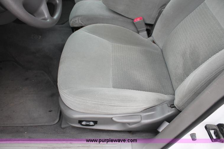 image for item H6369 2003 Ford Taurus SE