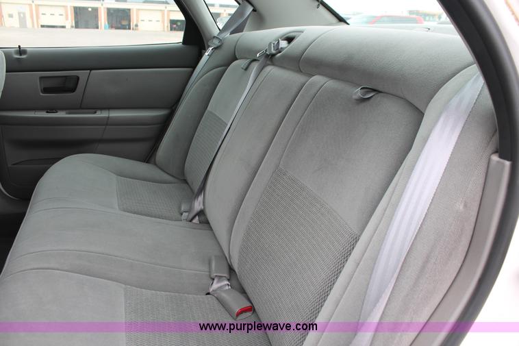 image for item H6369 2003 Ford Taurus SE