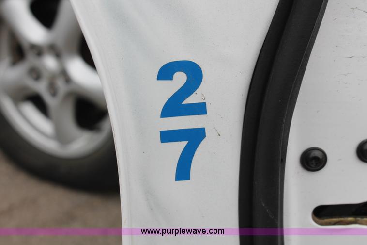 image for item H6369 2003 Ford Taurus SE