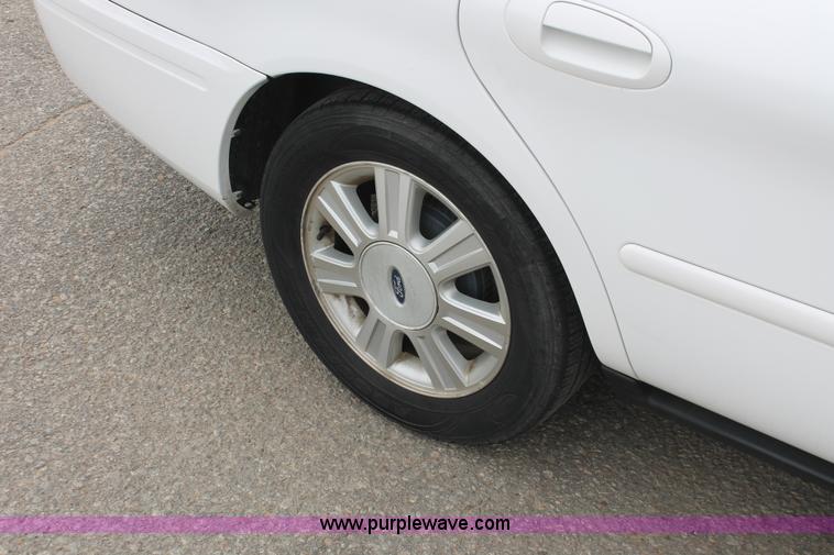 image for item H6370 2005 Ford Taurus SEL