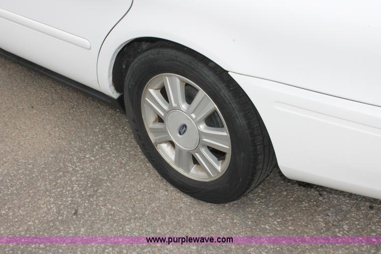 image for item H6370 2005 Ford Taurus SEL