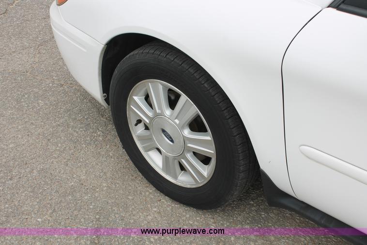 image for item H6370 2005 Ford Taurus SEL
