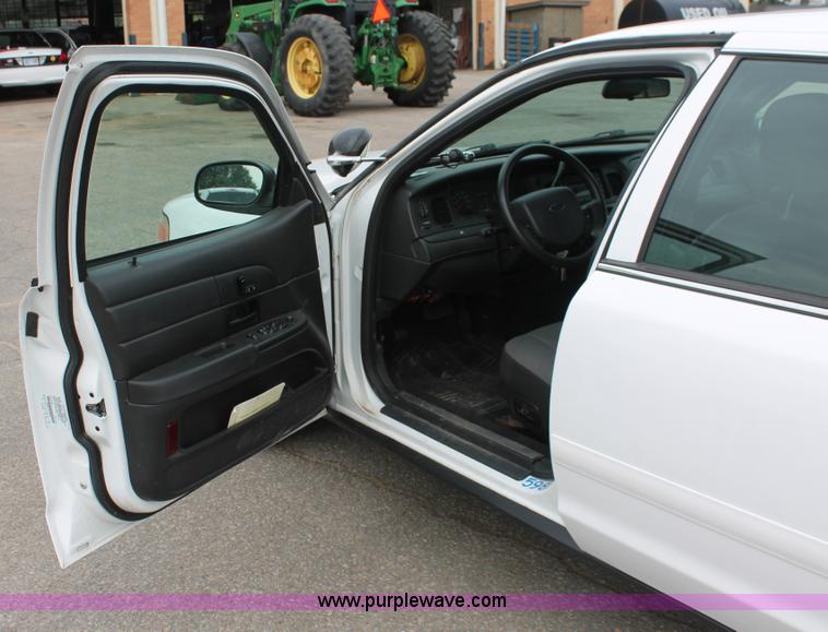 image for item H6371 2007 Ford Crown Victoria Police Interceptor