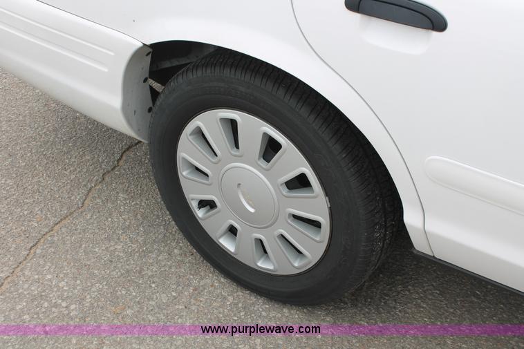 image for item H6371 2007 Ford Crown Victoria Police Interceptor