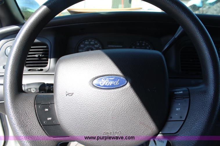 image for item H6989 2006 Ford Crown Victoria Police Interceptor