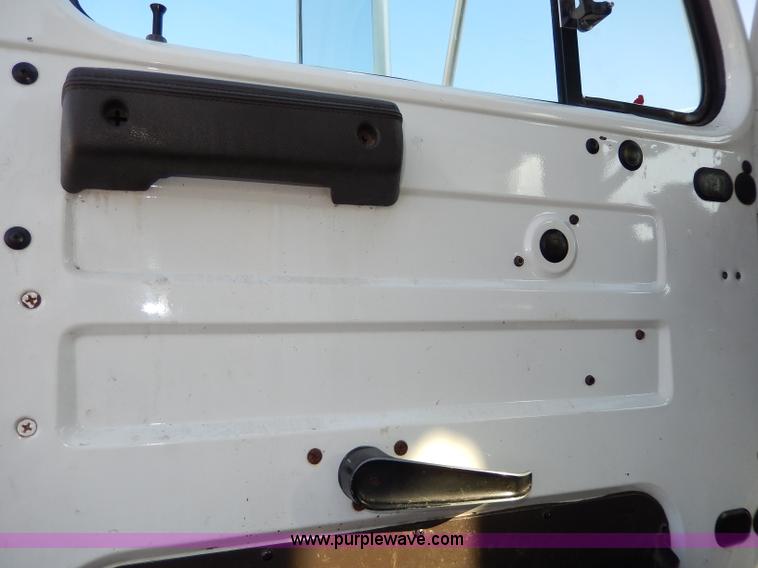 image for item H9706 2000 International 4900 dump truck