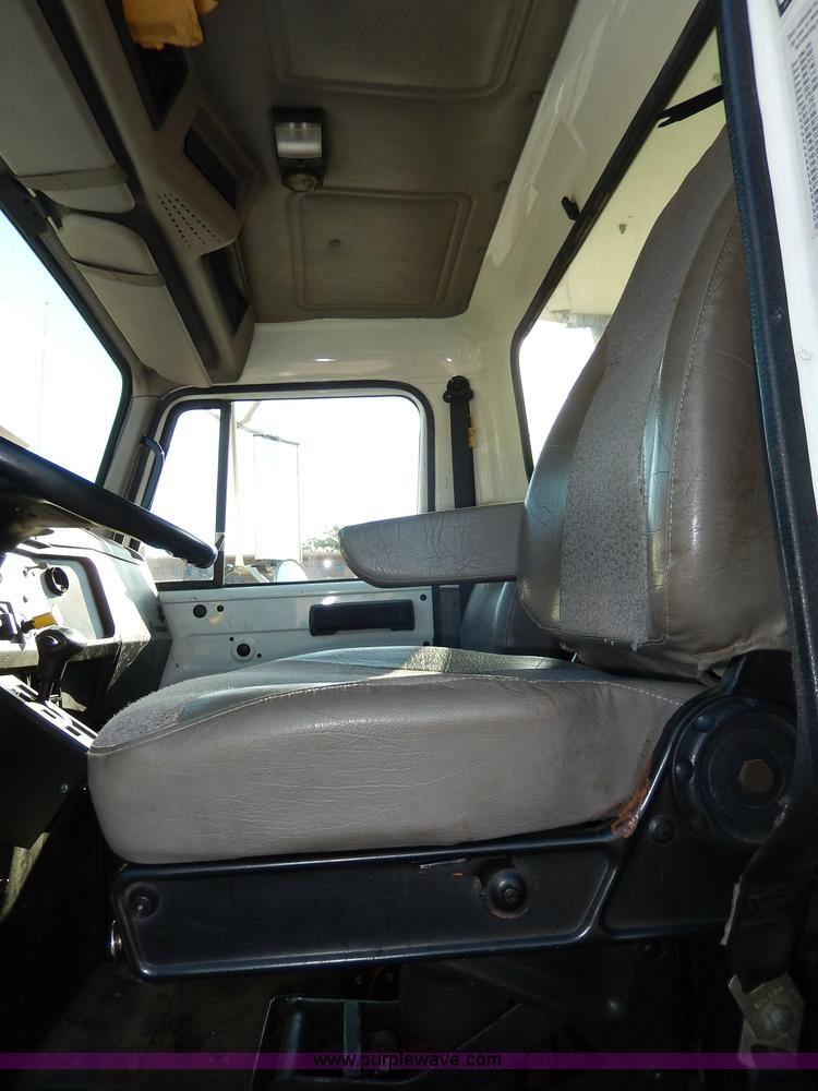 image for item H9706 2000 International 4900 dump truck