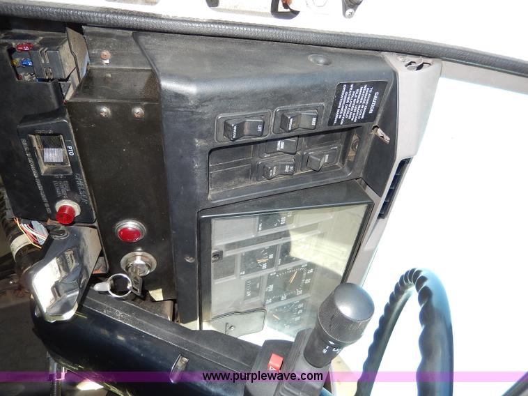 image for item H9706 2000 International 4900 dump truck