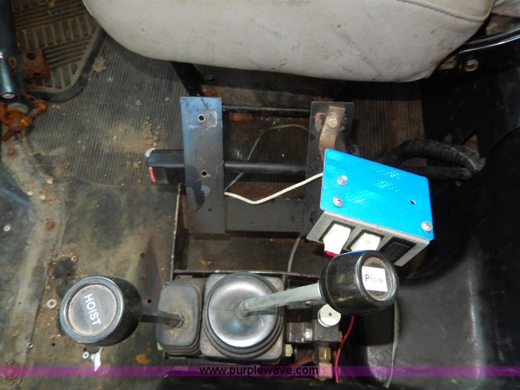 image for item H9706 2000 International 4900 dump truck