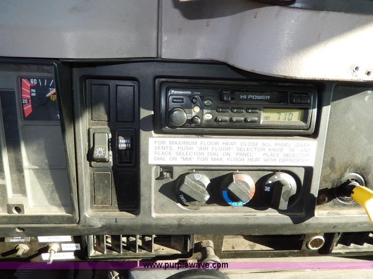 image for item H9706 2000 International 4900 dump truck