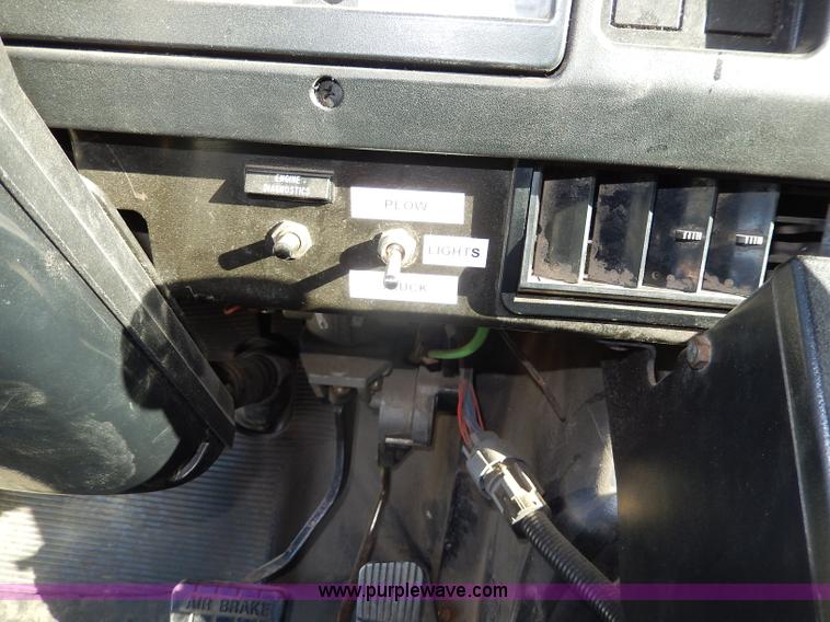 image for item H9706 2000 International 4900 dump truck