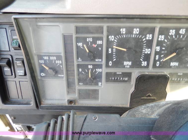 image for item H9706 2000 International 4900 dump truck