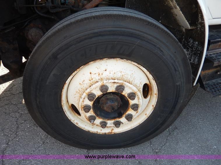 image for item H9706 2000 International 4900 dump truck