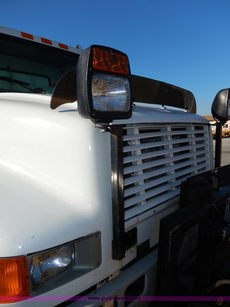 image for item H9706 2000 International 4900 dump truck