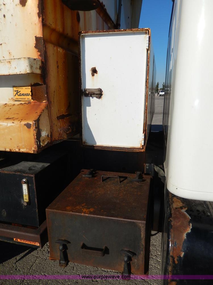 image for item H9706 2000 International 4900 dump truck