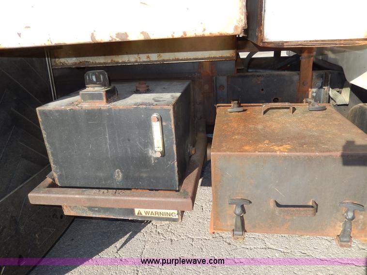 image for item H9706 2000 International 4900 dump truck