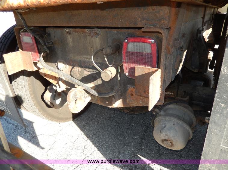 image for item H9706 2000 International 4900 dump truck
