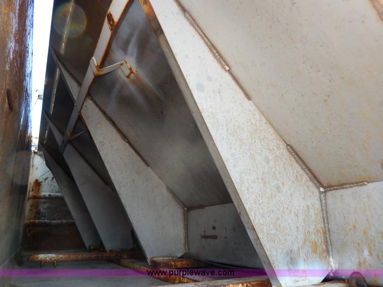 image for item H9706 2000 International 4900 dump truck