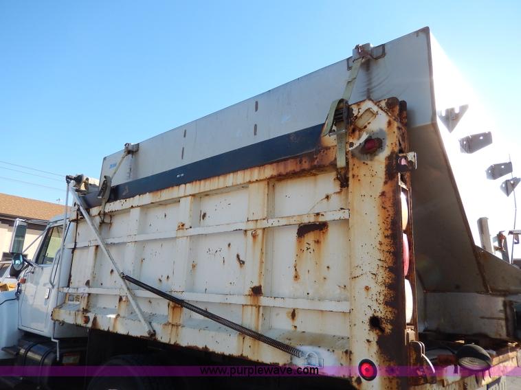 image for item H9706 2000 International 4900 dump truck