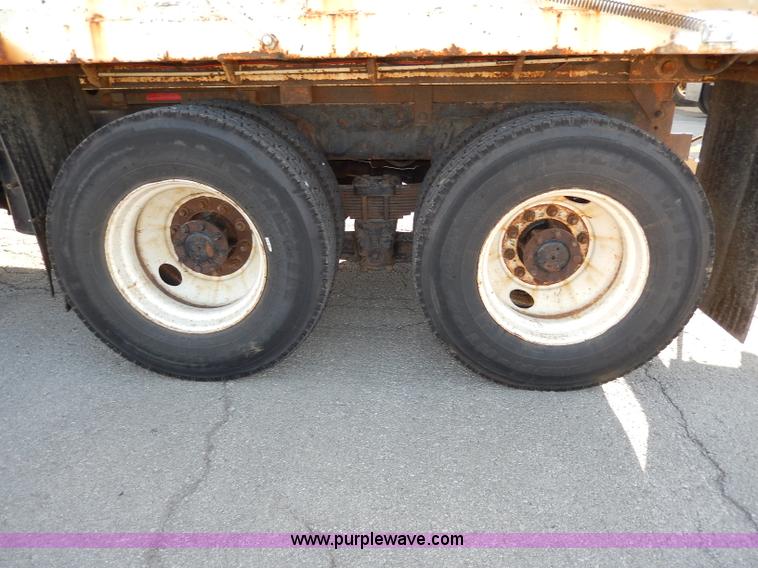 image for item H9706 2000 International 4900 dump truck