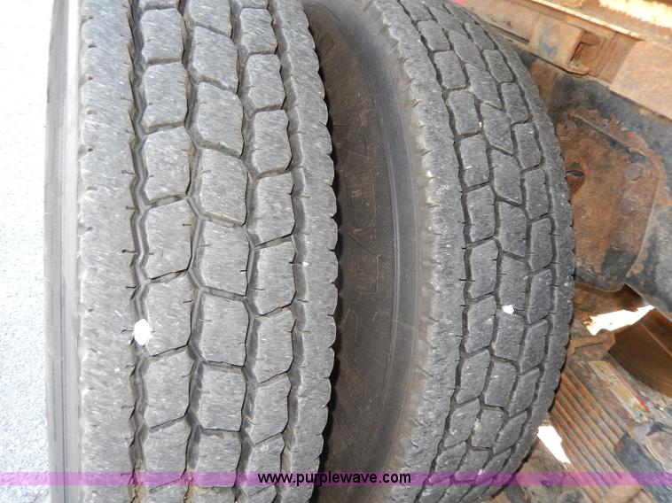 image for item H9706 2000 International 4900 dump truck