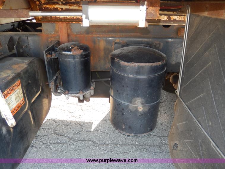 image for item H9706 2000 International 4900 dump truck