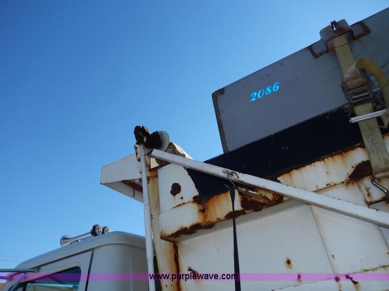 image for item H9706 2000 International 4900 dump truck