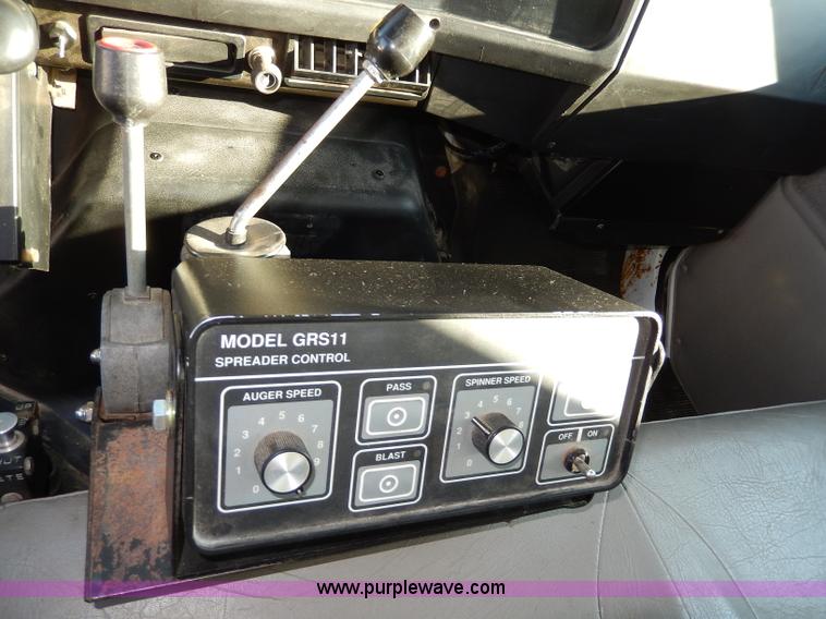 image for item H9707 2001 International 4900 dump truck