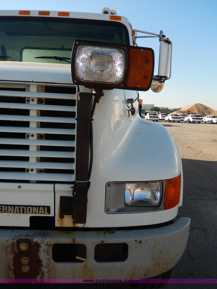 image for item H9707 2001 International 4900 dump truck