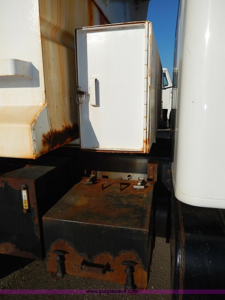 image for item H9707 2001 International 4900 dump truck