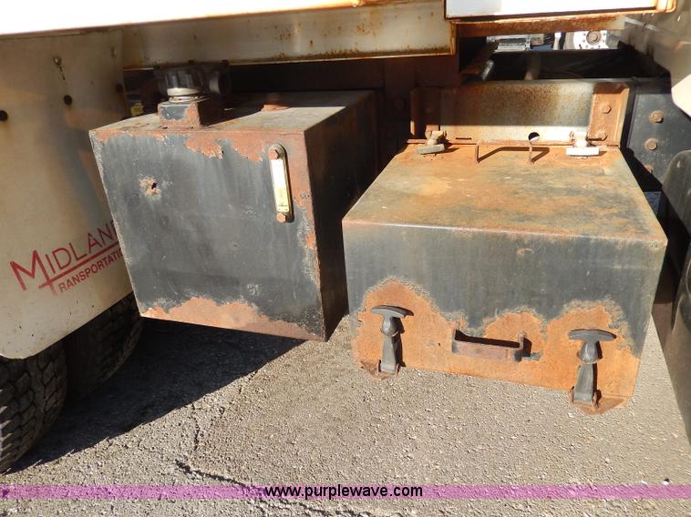 image for item H9707 2001 International 4900 dump truck