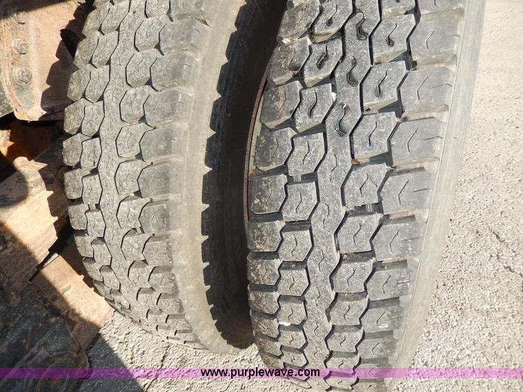 image for item H9707 2001 International 4900 dump truck