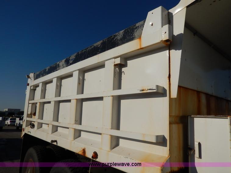 image for item H9707 2001 International 4900 dump truck