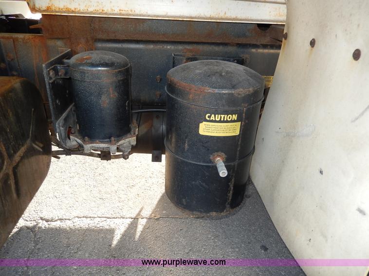 image for item H9707 2001 International 4900 dump truck