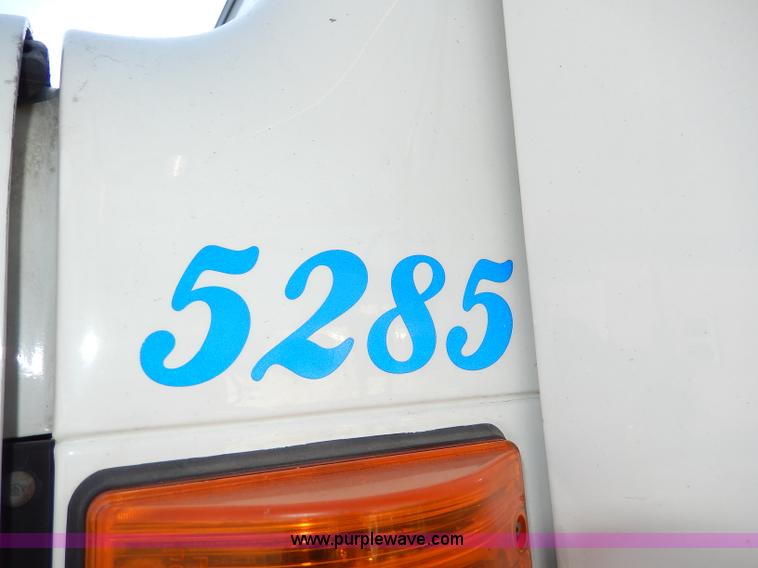 image for item H9707 2001 International 4900 dump truck