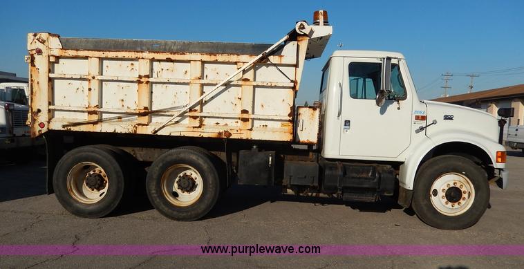 image for item H9708 2000 International 4900 dump truck