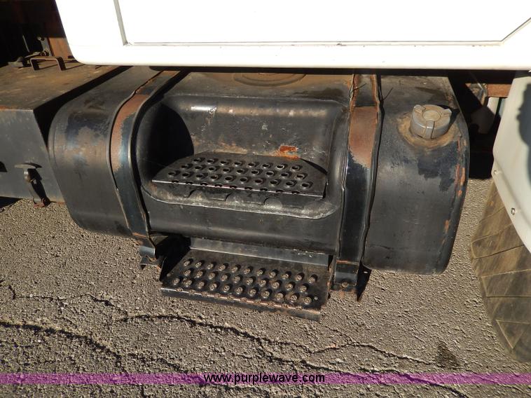 image for item H9708 2000 International 4900 dump truck