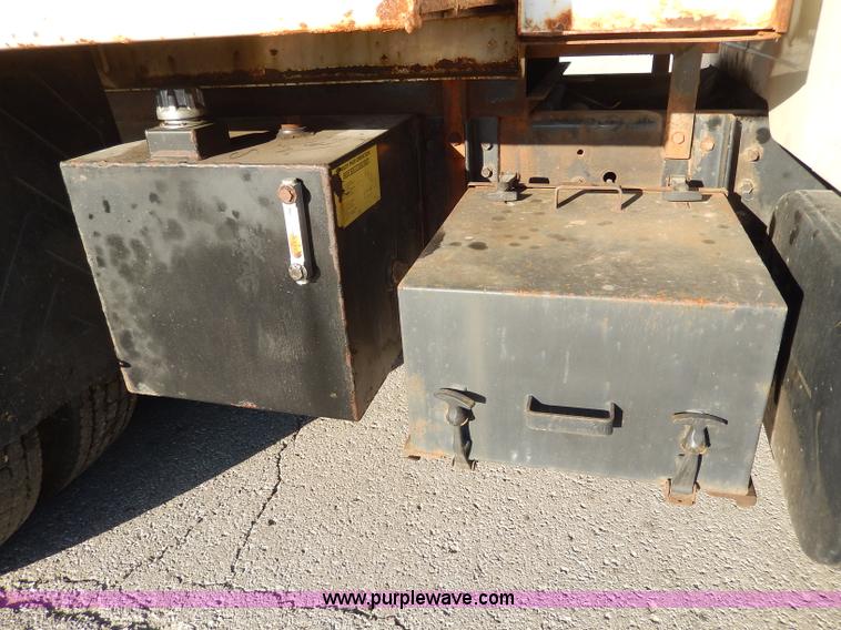 image for item H9708 2000 International 4900 dump truck