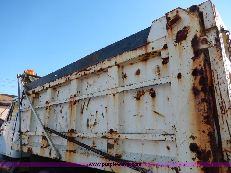 image for item H9708 2000 International 4900 dump truck