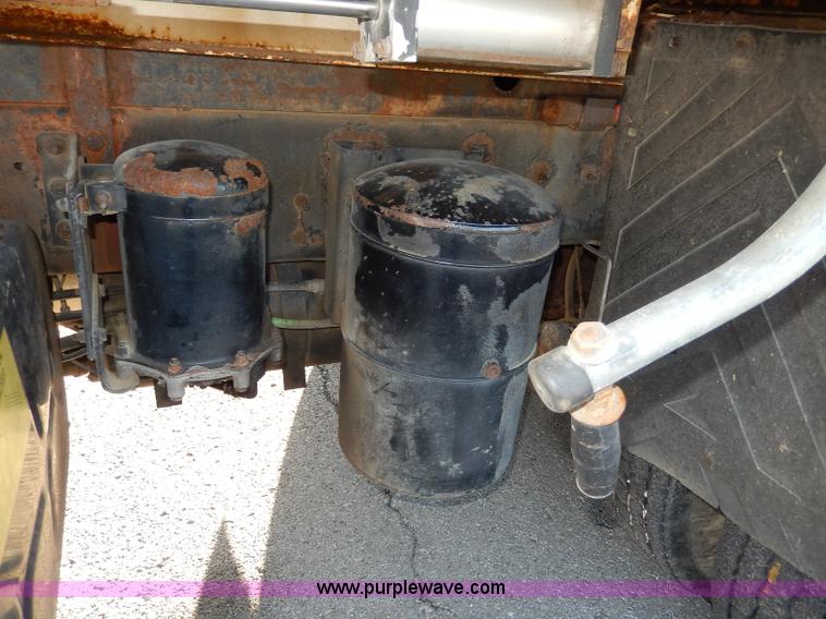 image for item H9708 2000 International 4900 dump truck