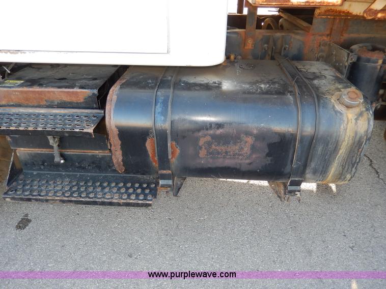 image for item H9708 2000 International 4900 dump truck