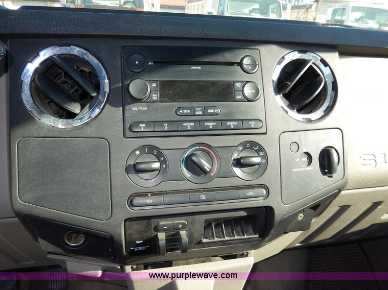 image for item H9709 2008 Ford F250 Super Duty XLT utility truck