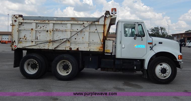 image for item H9730 1999 International 4900 dump truck