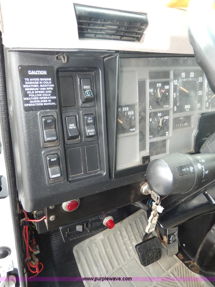 image for item H9730 1999 International 4900 dump truck