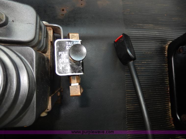 image for item H9730 1999 International 4900 dump truck