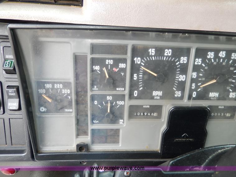 image for item H9730 1999 International 4900 dump truck