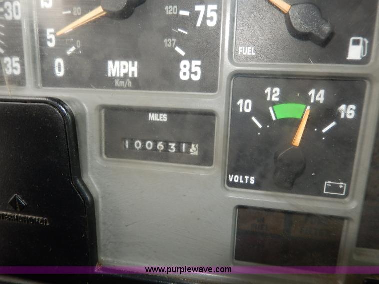 image for item H9730 1999 International 4900 dump truck